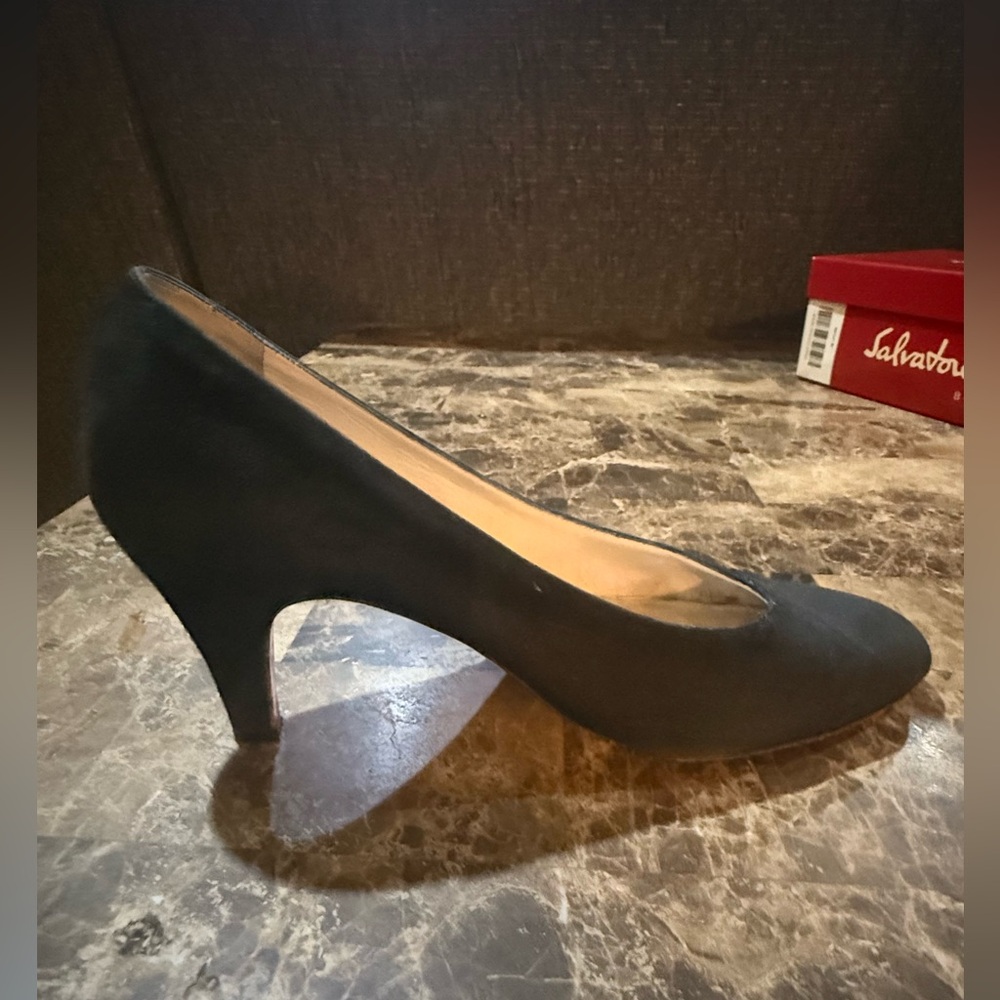 Vintage Salvatore Ferragamo. Black Suede Heels. Size 5.5. - Picture 5 of 14